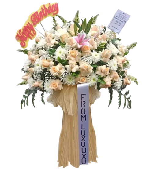 umairah-standing-flower-dari-athaya-untuk-acara-ulang-tahun-menggunakan-nuansa-bunga-berwarna-putih-dan-dekorasi-berwarna-cream