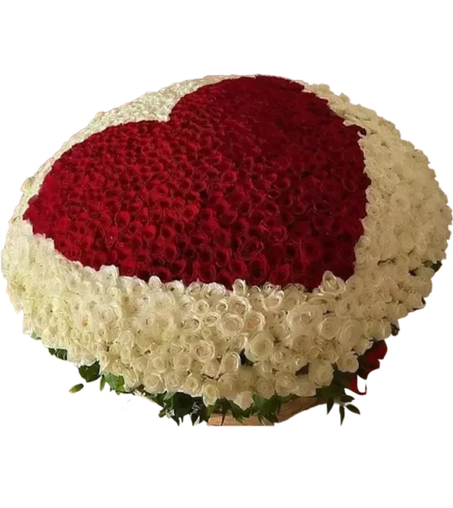 naya-bunga-meja-berbentuk-love-dari-athaya-dengan-rangkaian-1.000-kuntum-mawar
