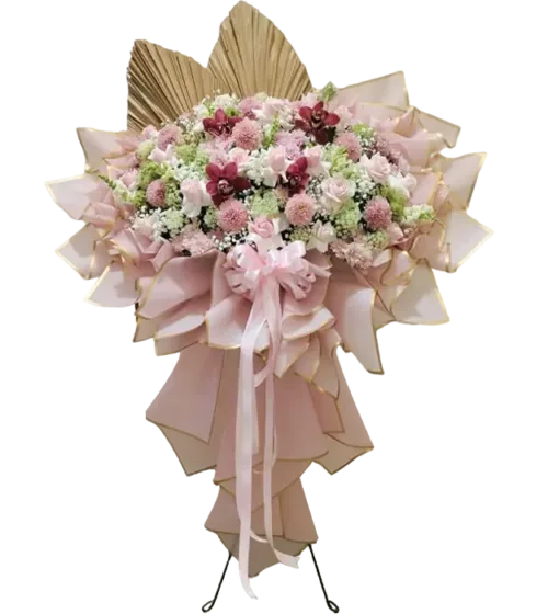 takami-standing-flower-dari-athaya-dengan-rangkaian-bunga-mawar-pompom-anggrek-cymbidium-daun-palem-sadeng-amimajus-dan-baby-breath